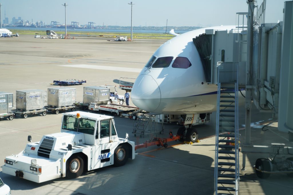国際遺体搬送で使用される専用の棺（ひつぎ）と航空輸送の規定